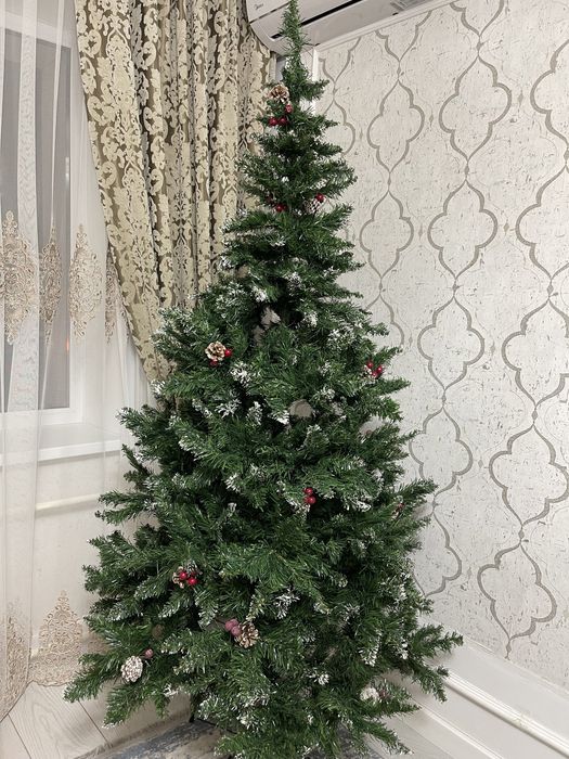 Продам елку с шишками, рябиной 1.8 м