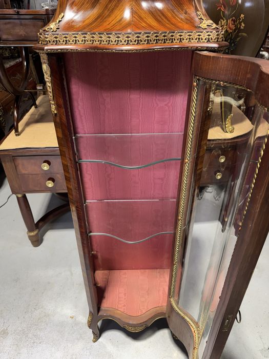 Vitrina din lemn masiv cu intarsii si elemente bronz