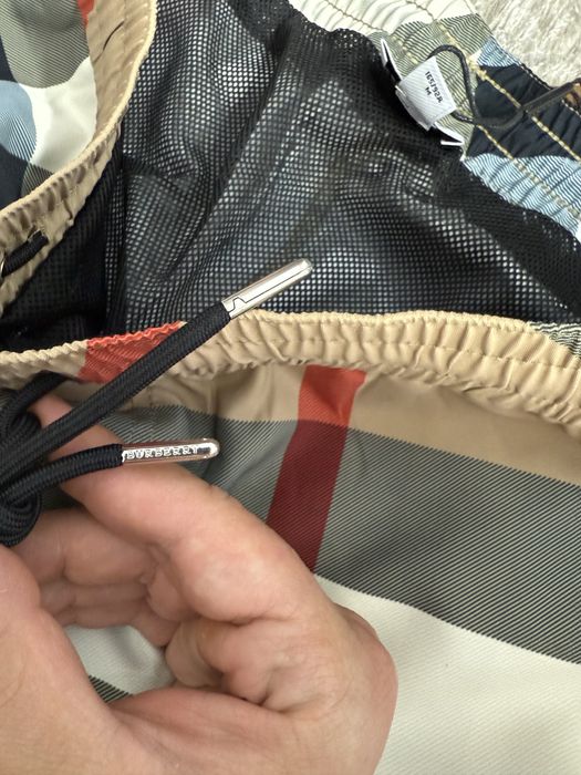 Sort de baie Burberry colectie noua vara 2025