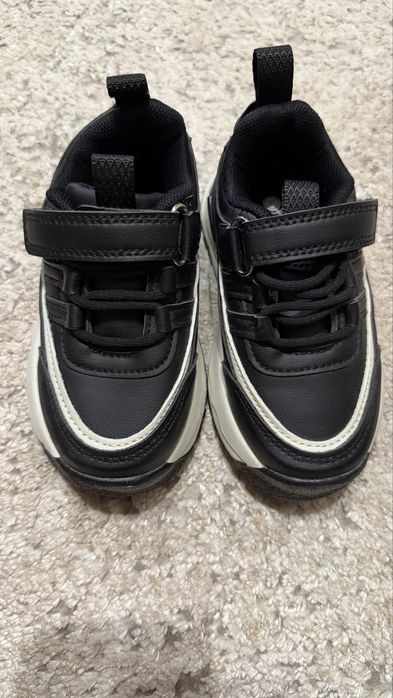 Продам детские кроссовки