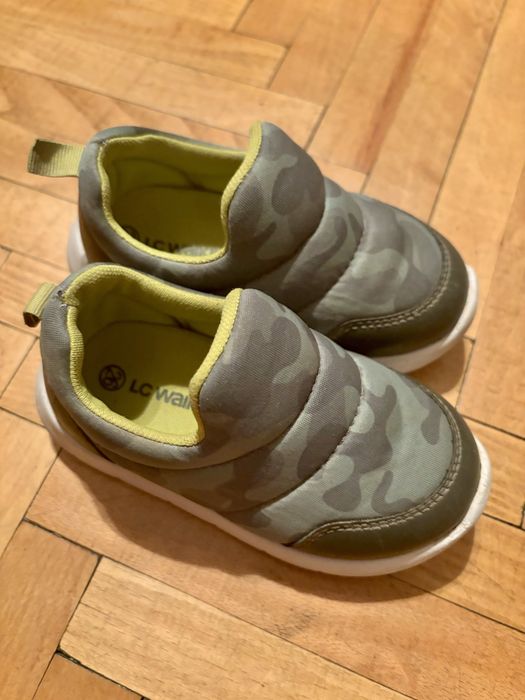 Продам детские кроссовки