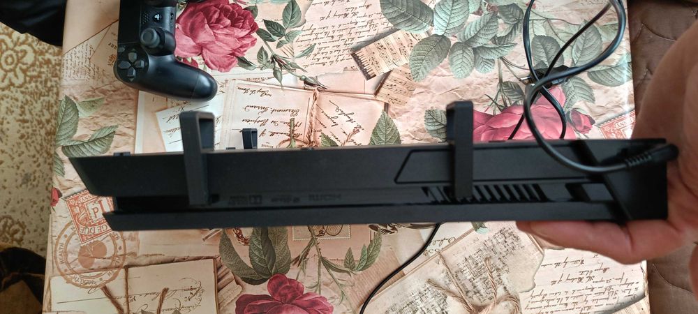 Продавам PS4Slim+16игри в отлично състояние към нея!
