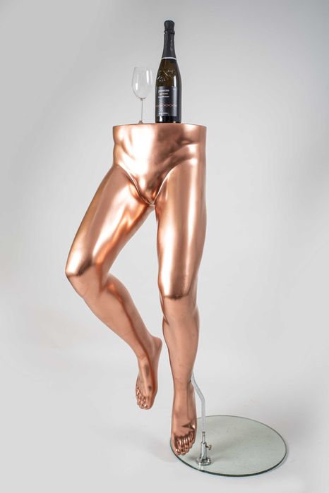 Masă-bar sculpturală Hans Boodt din manechin – design contemporan