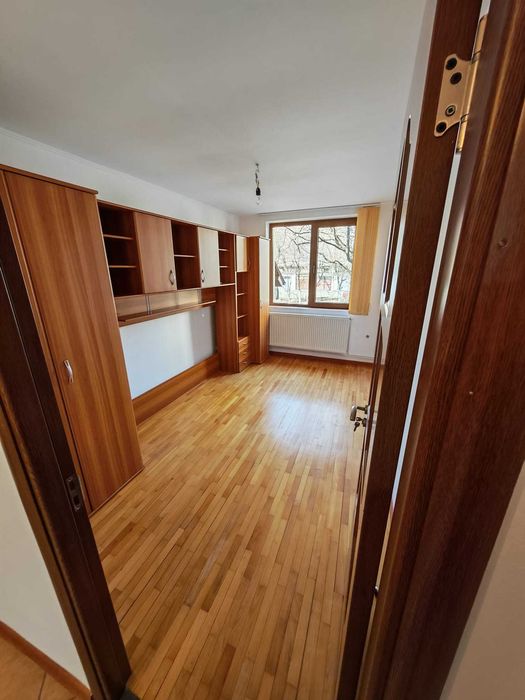 Vând apartament 3 camere decomandat (cu garaj și loc de parcare)