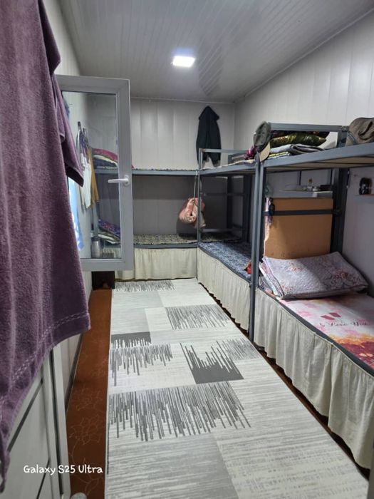 Вагон яшаш учун тайёр 12 та одамга жойи ва кравати бор