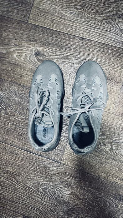 Продам новые кроссовки