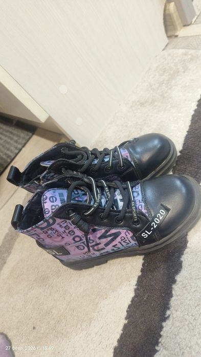 Продам сапоги. Кросовки.