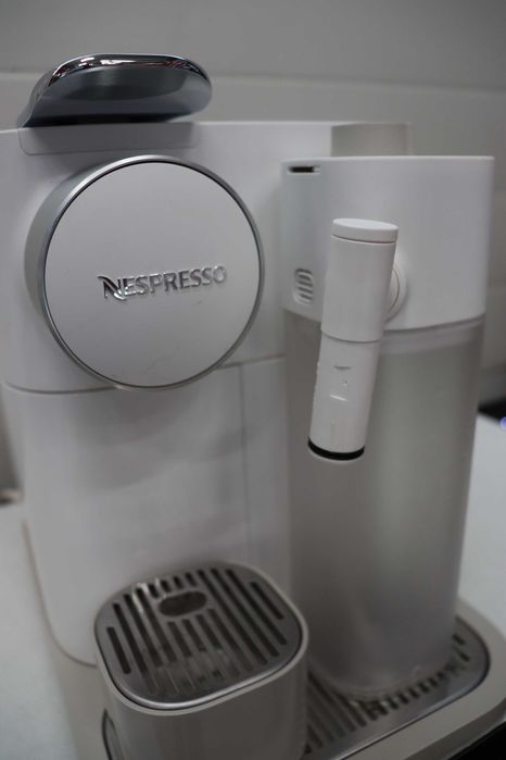 Кафемашина с капсули Nespresso Gran Lattissima EN650.WH, 19 bar, 1400 W, 1.3 л