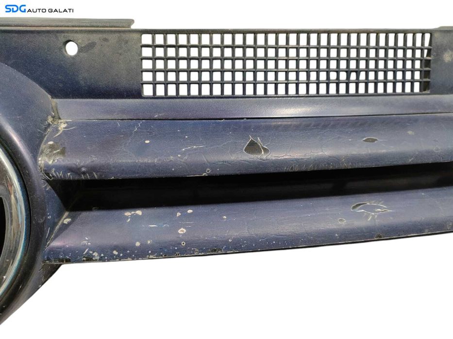 Grila cu Emblema Spoiler Bara Fata Volkswagen Golf 4 1998 - 2005 Cod 1J0853655G 1J0853651H (Fisuri) [L5202]