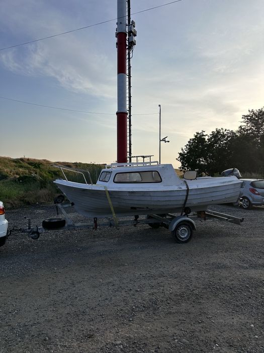 Barca pilotina 500 din fibra cu motor și peridoc