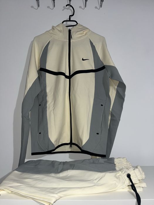 Compleu Nike Tech Fleece Windrunner crem/gri – mărimile S și XL