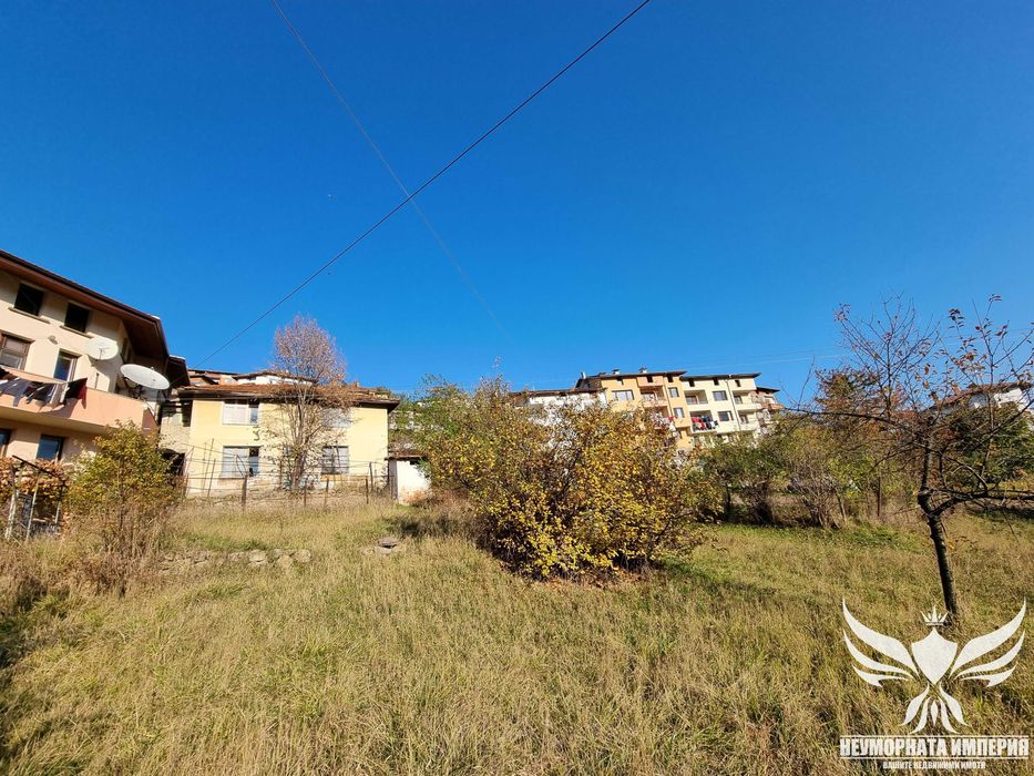 Продавам двуетажна къща с 140РЗП с двор 335кв.м. с денивелация в град Смолян,квартал Райково