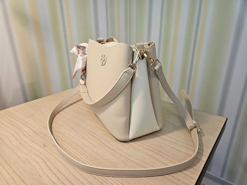 Нова дамска кожена чанта PUAFELI LY94 beige бежово кремаво еко кожа златна раница две дръжки презрамки луксозен модел