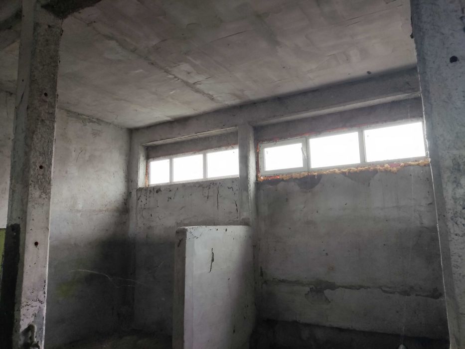 Под наем производствена сграда  1000 кв. м. и УПИ с площ 5000 кв. м.,