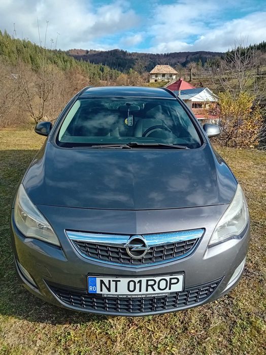 Vand opel,masian functionează impecabil.