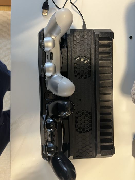 PS4 Pro 1TB комплект + 2 джойстика + охлаждаща станция