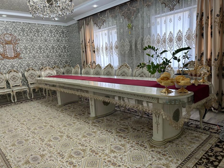 Стол и стулья для гостиной