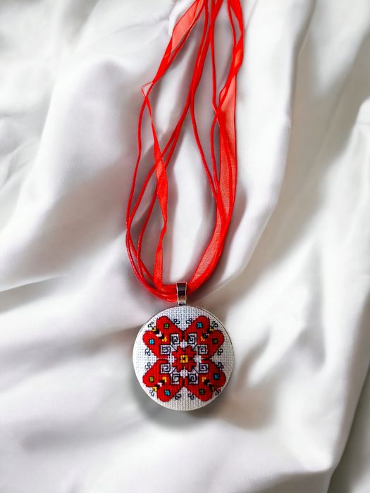 Ръчно бродирани колие , обеци и гривна  с българска шевица "Елбетица"