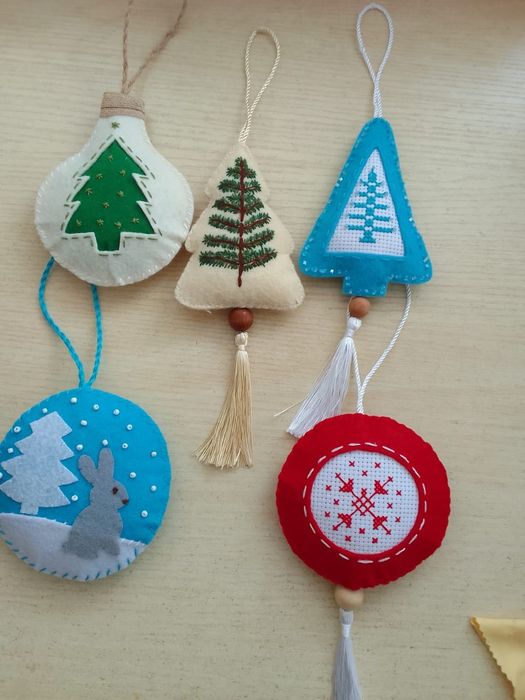 Новогодние игрушки из фетра