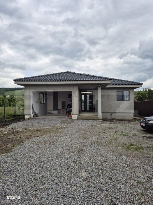 Casa pe un nivel in Ernei – 4 camere, panouri fotovoltaice si teren
