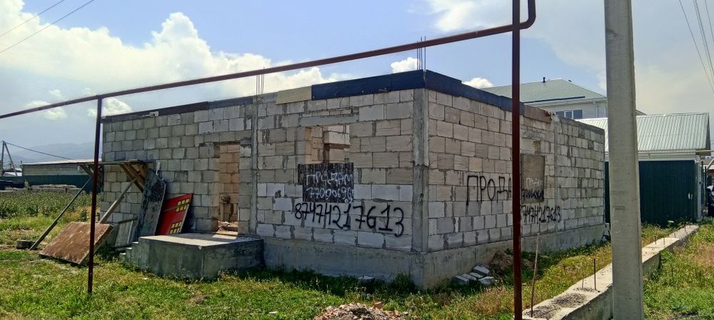 Продам дом недостроенный угловой