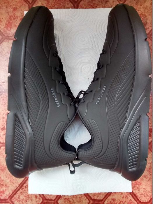 Продавам спортни обувки (маратонки) Skechers Uno Lite-Lighter One