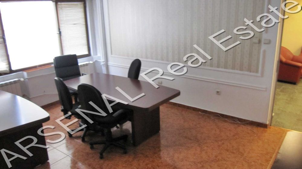 Офис под наем, Център