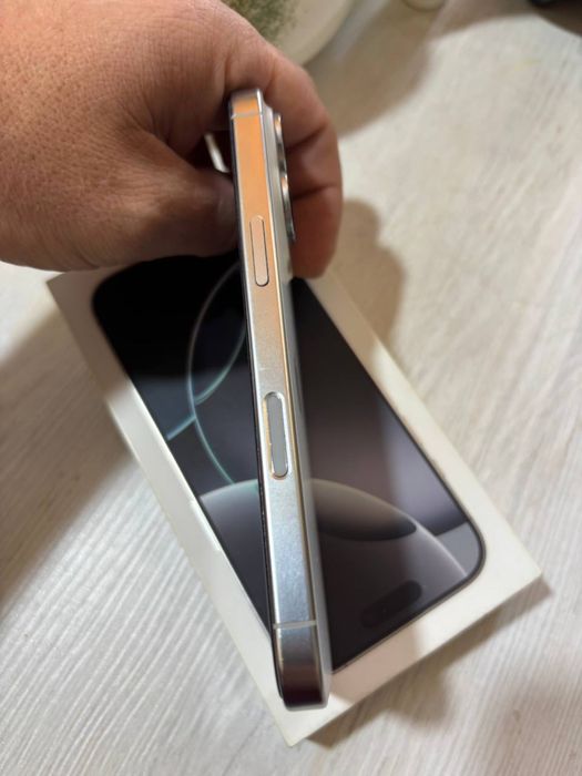 Продам свой телефон айфон 16 про память 256 тел как новый