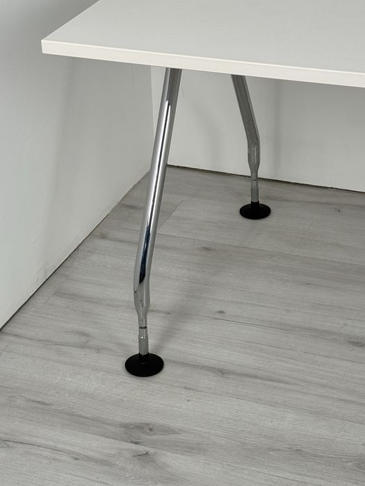 Бюро от марката  на Vitra Ad Hoc Design обзавеждане