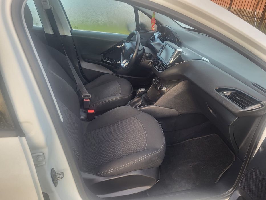 Vand sau schimb Peugout 208 an 2017