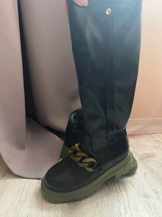 Лачени дамски ботуши