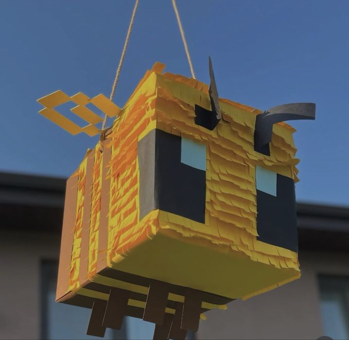 Пинята на Minecraft пчеличка