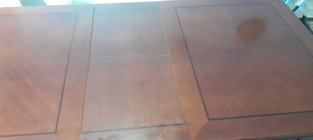 Стол. Дерево. отличный.