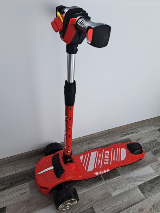 Vând trotineta Monster Truck Action One