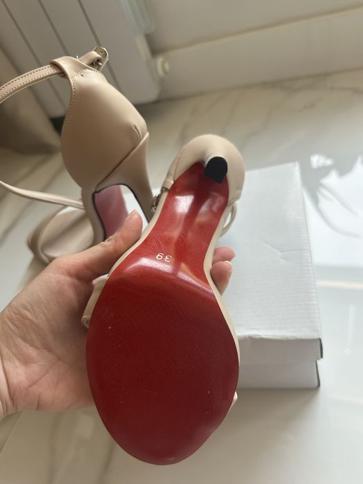 Нови бежови сандали на тънък ток. Размер 39