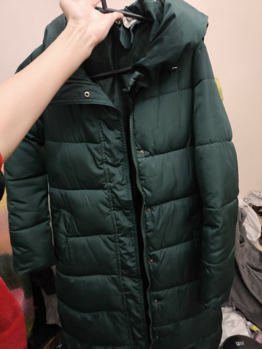 Пуховик темно зелёного цвета длинный