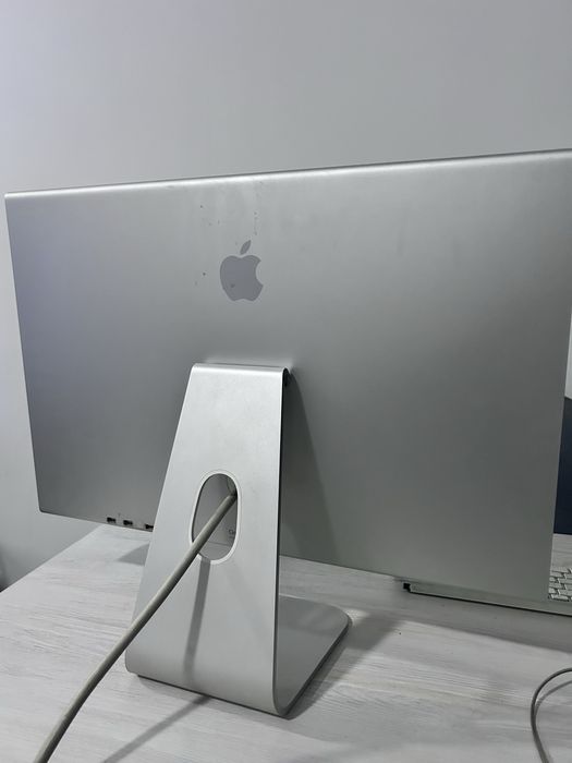 Apple cinema display 23