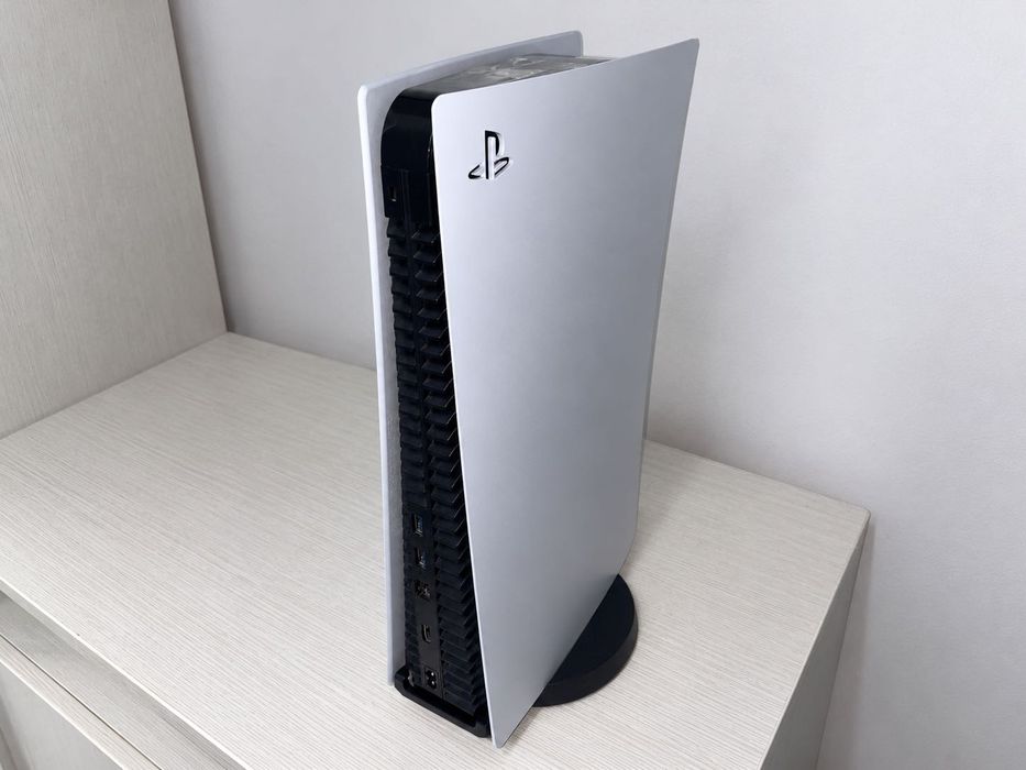 PS5 Digital Edition cu un controller