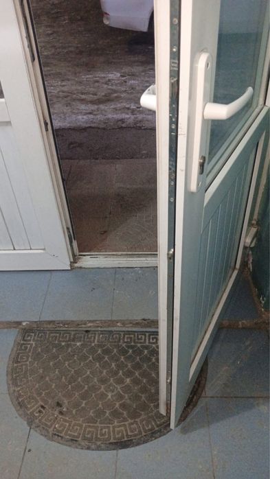 Продам пластиковые двери б/у