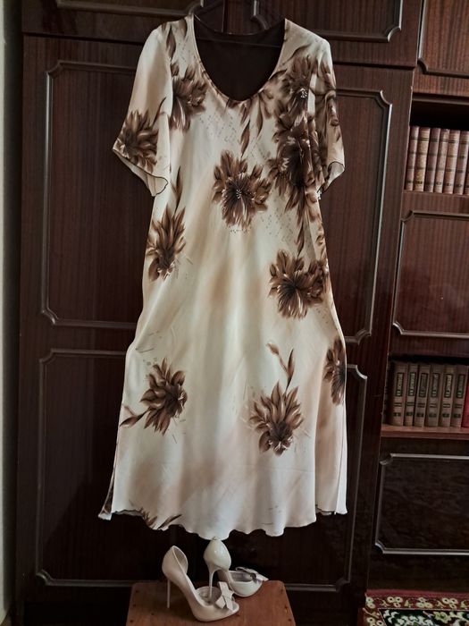 Платья разные,недорого.