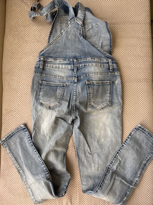 Дънки с тиранти.