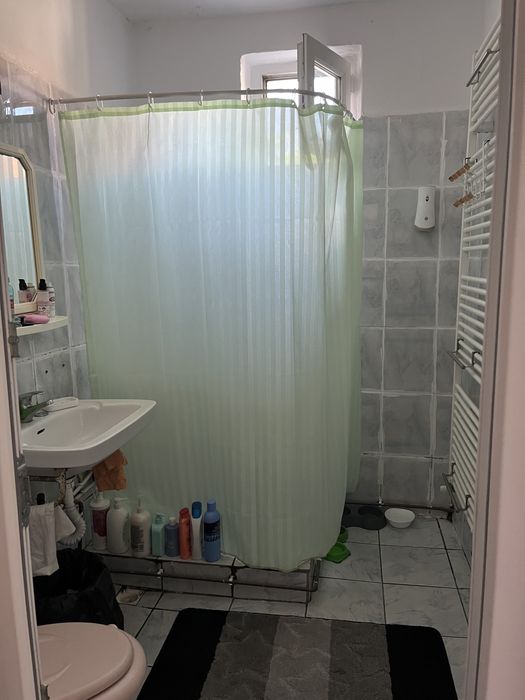 Vand apartament 2 camere bucatrie open-space zona ultra centrala ,parter mp 64 + boxa alimente bloc de caramida dotat cu centrala proprie,termopane