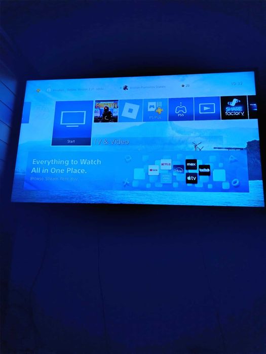 Конзола Playstation 4 SLIM 1TB + два джойстика и 5 игри