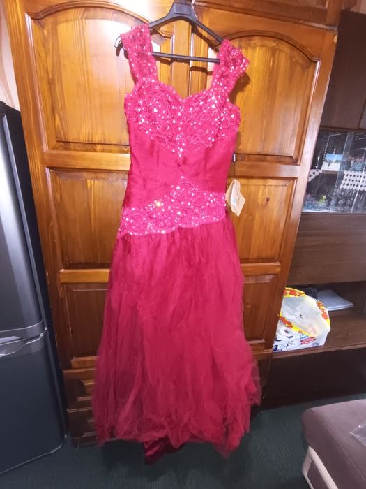 Предлагам дамска Бална рокля нова