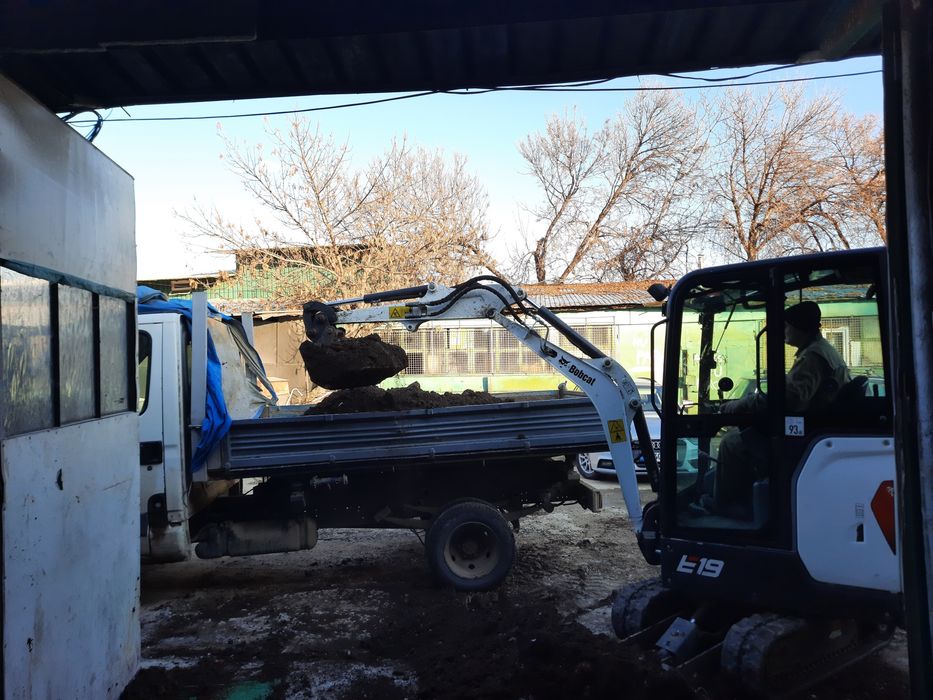 Inchiriez bobcatNisip pietriș balast pământ moloz bobcat miniexcavato