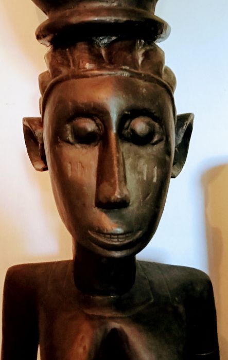 Statui africane cu tam-tam.