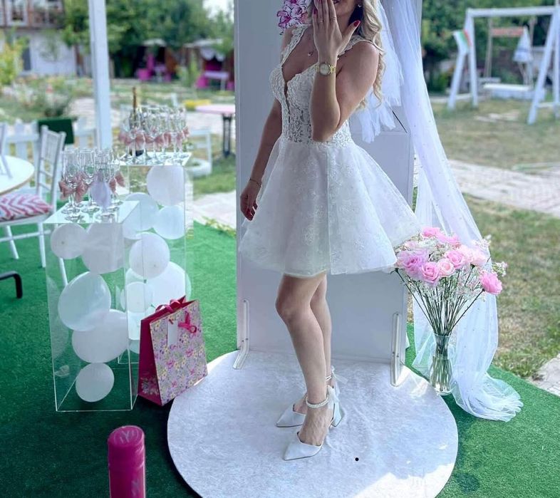 Бяла къса рокля, носена 2 часа, размер С/М, с връзки отзад