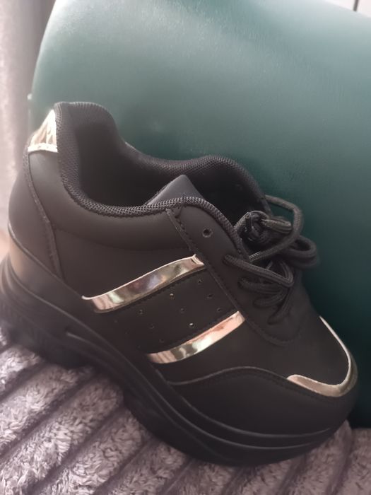 Adidasi cu talpa înaltă