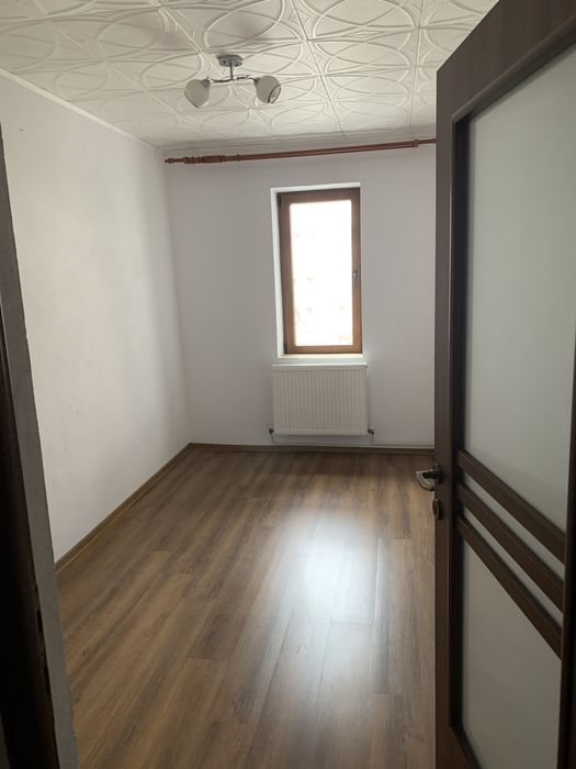 Apartament cu 3 camere de vânzare în Curtea de Argeș