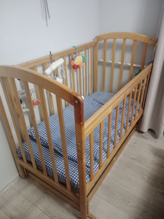 Детская кроватка дерево, 2 уровня, качание маятник